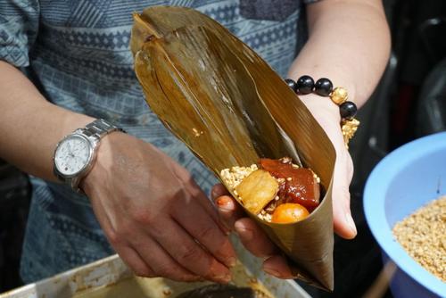 中国侨网上海粽的糯米与肉馅都需要用酱油先腌过,还要熬煮五至六个钟头。(美国《世界日报》/林群摄)