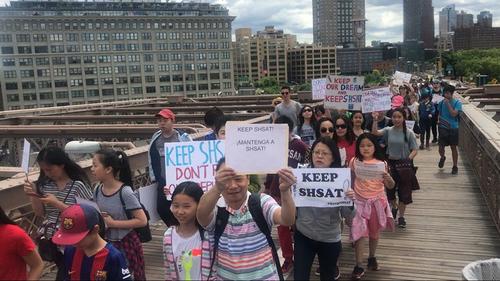 中国侨网近千名家长和学生参与15日对特殊高中改革的抗议游行。(美国《世界日报》牟兰/摄）