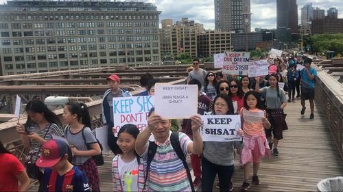中国侨网近千名家长和学生参与15日对特殊高中改革的抗议游行。(美国《世界日报》牟兰/摄)