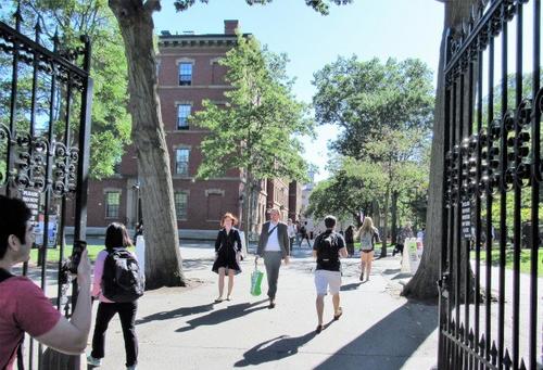 中国侨网哈佛大学被控招生过程对亚裔不公。图为学生走进哈佛校园。(美国《世界日报》/唐嘉丽 摄)