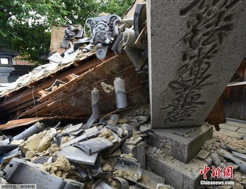 中国侨网资料图: 图为6月18日,日本大阪府发生6.1级地震,部分建筑物受损严重。(图片来源:中国新闻网)