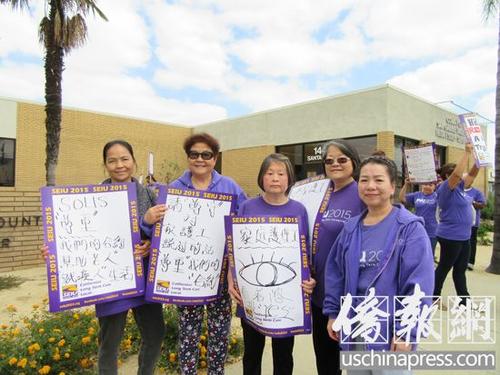 中国侨网华裔家庭护理工举牌要求县政委员兑现承诺。（美国《侨报》/翁羽 摄）