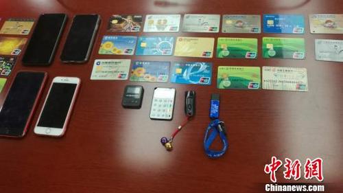 中国侨网警方收缴的涉案物品。 沈庆红 摄