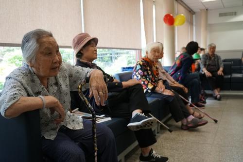 中国侨网老年人与华裔二代之间，常因语言不通、价值观不同引起家庭暴力发生。 (美国《世界日报》/林群 摄)