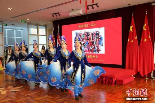 中国侨网图为华侨华人表演新疆舞。 中新社记者 陶社兰 摄