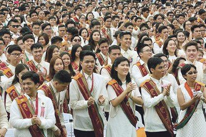 中国侨网6月24日，菲律宾国立大学举行毕业典礼，共有29人以最高荣誉毕业，其中至少包括9名华人学子。（菲律宾《世界日报》）