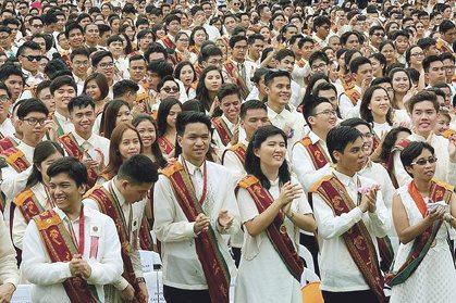 中国侨网6月24日,菲律宾国立大学举行毕业典礼,共有29人以最高荣誉毕业,其中至少包括9名华人学子。(菲律宾《世界日报》)