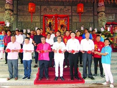 中国侨网33名热心赞助人士受邀主持剪彩。(马来西亚《光华日报》)