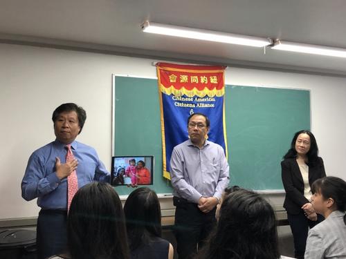 中国侨网李宗保(左一)、李立民(左二)、陈慧华(右一)讲述特殊高中考试重要性。(美国《世界日报》/金春香 摄)