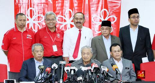 中国侨网马哈迪（坐者左2）主持土团党理事会会议后，召开记者会。（马来西亚《光华日报》）