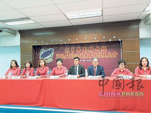 中国侨网方天兴（左5）与彭亨华团联合会妇女组理事会成员。（马来西亚《中国报》）