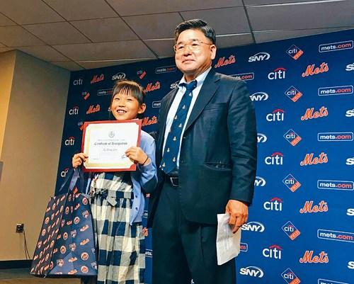 中国侨网林子彤（左）获得一枚奖章和用于买更多书的礼品卡。（图片来源：美国《星岛日报》）