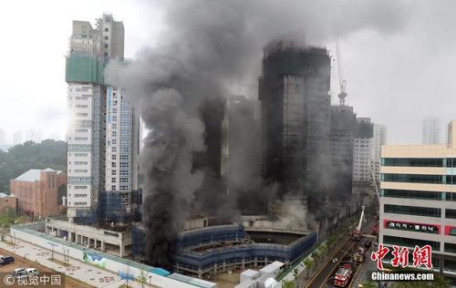 中国侨网当地时间6月26日下午，韩国世宗市某商住两用公寓的施工现场发生火灾，导致27人受伤，救援队正在对尚未确认生死的4人进行搜救。图片来源：视觉中国