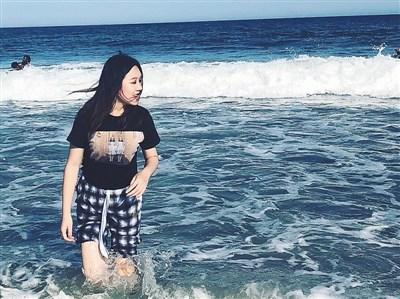 中国侨网白彦（化名）认为高考后留学给了自己一次历练的机会。图为她在萨凡纳泰碧岛的海边游玩。