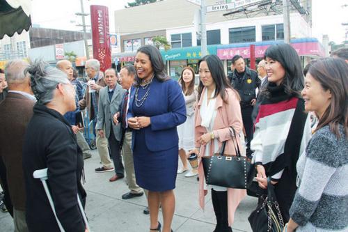 中国侨网美国旧金山候任市长布里德（中）在日落区谢票。右为汤凯蒂。（美国《世界日报》／李晗摄）