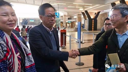 中国侨网南非洲粤港澳总商会会长吴少康(中)向病人家属捐助一万兰特善款。(“南非彩虹”微信公众号)