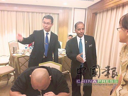 中国侨网陈泓宾(左)引领古拉会见媒体，并在会上讲话。(马来西亚《中国报》)