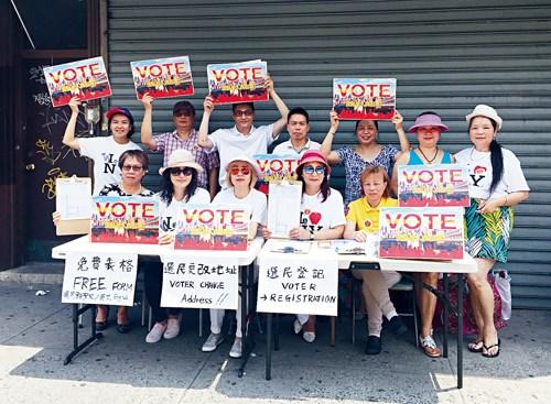中国侨网选民登记现场。(美国《星岛日报》)