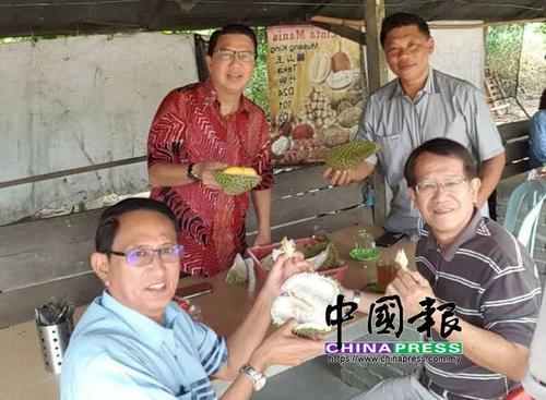 中国侨网众马华领袖下乡访小园主给予鼓励。（马来西亚《中国报》）