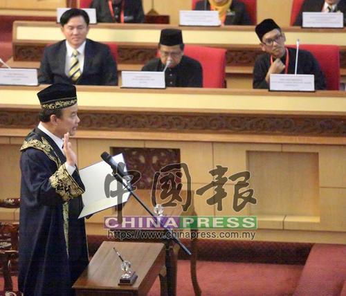 中国侨网倪可汉宣誓就任议长。（马来西亚《中国报》）