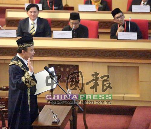 中国侨网倪可汉宣誓就任议长。(马来西亚《中国报》)