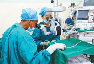 中国侨网中国眼科医生和当地助手正在给病人做白内障手术。 本报记者 吕 强摄   