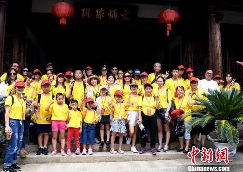 中国侨网参加2018两岸婚姻家庭夏令营的台湾营员们参观福州三坊七巷并合影留念。　记者刘可耕　摄