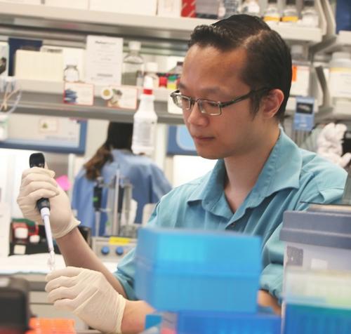 中国侨网沈宗宏专注研究CAR-T细胞，想解决应用治疗实体瘤的缺陷。(美国《世界日报》/校方图片)
