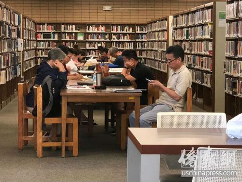 中国侨网美国柔似蜜图书馆坐满了华人读者。(美国《侨报》/高睿 摄)