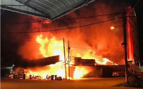 中国侨网边佳兰四湾大街3间老店屋凌晨失火，火势迅速蔓延。（马来西亚《星洲日报》）