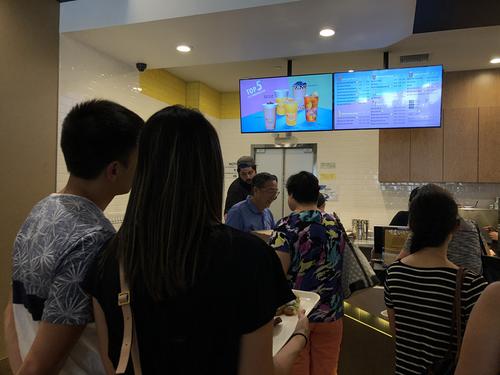 中国侨网高温持续破百,冰品店排起长队。(美国《世界日报》/王千惠 摄)