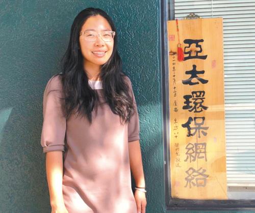 中国侨网美国奥克兰亚太环保网络小区组织员何晶晶说,特朗普的反移民政策倒行逆施,华人应勇敢站出来发声反对。(美国《世界日报》/刘先进 摄)