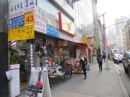 中国侨网华埠东百老汇的街头已不如早年热闹。(图片来源:美国《世界日报》/陈小宁摄)