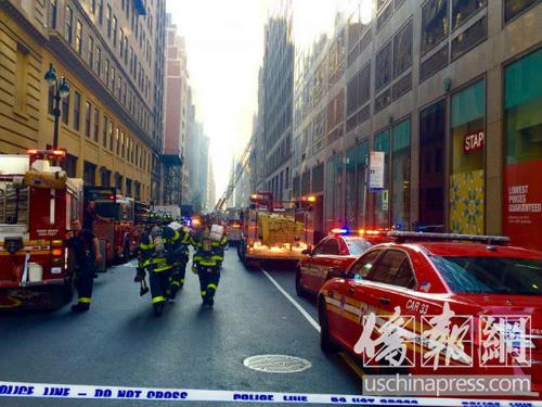 中国侨网图为多辆消防车辆停靠在失火餐馆附近参与灭火。（美国《侨报》/罗翠雯 摄）