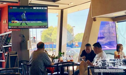 中国侨网圣盖博市山谷大道上的华人茶餐厅内，球迷可以边看球边喝茶。（美国《侨报》/翁羽 摄）