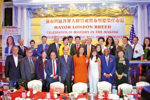 中国侨网旧金山市长布里德(前排右四)与华社庆功晚宴合影。(美国《世界日报》/黄少华 摄)