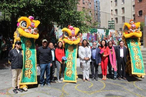 中国侨网旧金山市政官员出席黄显护游乐场的动工仪式。（美国《世界日报》/李晗 摄）
