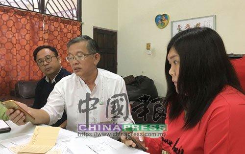 中国侨网周世扬(左2)以本身手机拨打给“AXE”,但对方未接通来电。(马来西亚《中国报》)