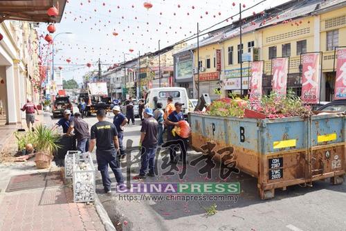 中国侨网大马文冬市议会派出精明工作队协助文冬华人大会堂清除旧的装饰品。（马来西亚《中国报》）