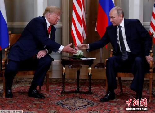 中国侨网当地时间7月16日，美国总统特朗普与俄罗斯总统普京在芬兰赫尔辛基举行会晤。