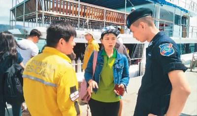 中国侨网图为志愿者(中)在为中国公羊搜救队成员(左)和泰国军警(右)沟通对接。 (图片由杨耀华提供)