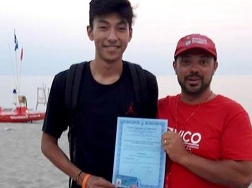 中国侨网意大利华人青年学生被聘为海滨泳场救生员。