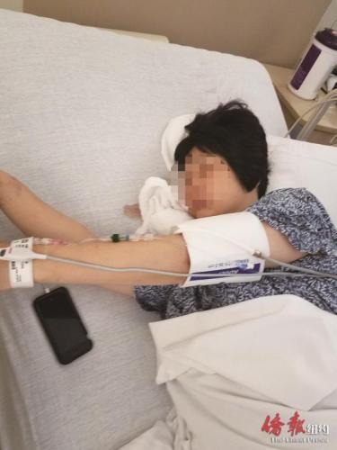 中国侨网被撞伤后正躺在医院病床上的华裔干洗店店主陈凤英。(图片来源:纽约《侨报》)