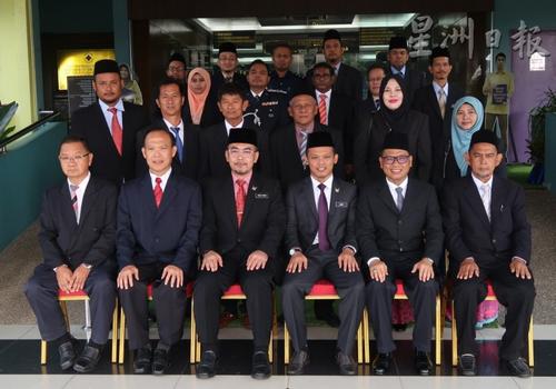 中国侨网马来西亚昔加末首批市议员宣誓后合影。（马来西亚《星洲日报》）