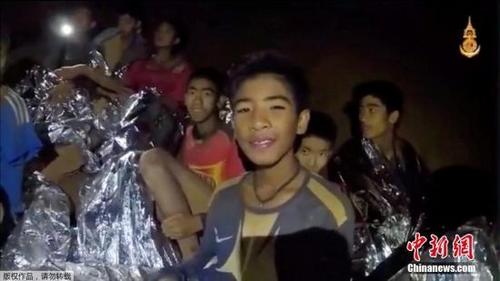 中国侨网图为被困的小球员们录制视频,向家人和外界报平安。
