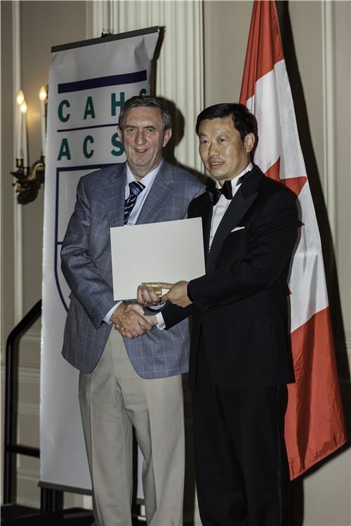中国侨网2012年9月，宋伟宏获选加拿大健康科学院院士。(受访人供图)