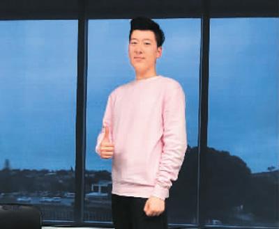 中国侨网朱铭壕就读于新西兰高等教育学院，曾在幼儿园做过兼职。他认为校外兼职要签订合同。图为朱铭壕在其兼职的幼儿园。