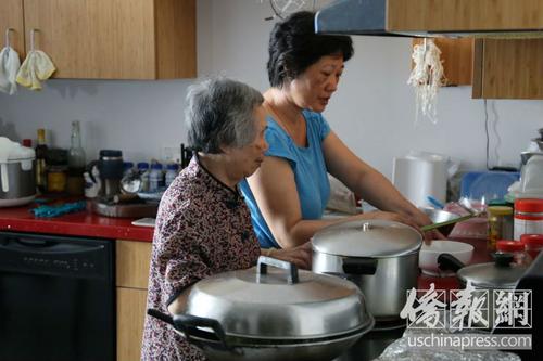 中国侨网李女士和她的母亲正在做午饭。（美国《侨报》/高睿 摄）