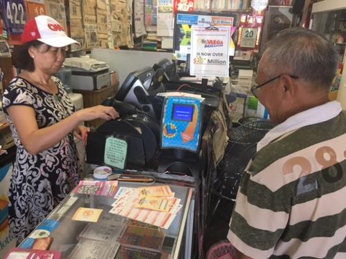 美国兆彩奖金增至4.9亿美元华裔民众争试手气(图)