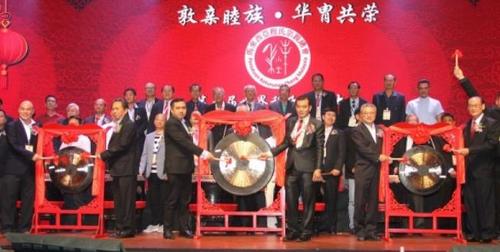 中国侨网陆兆福（左三）及程天送（右三）率领宗亲代表们进行鸣锣仪式。（马来西亚《星洲日报》）